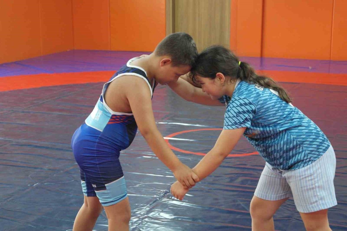 10 Yaşındaki Gökçe Su Demir Güreşte Erkeklerle Çalışıyor - Foto 4