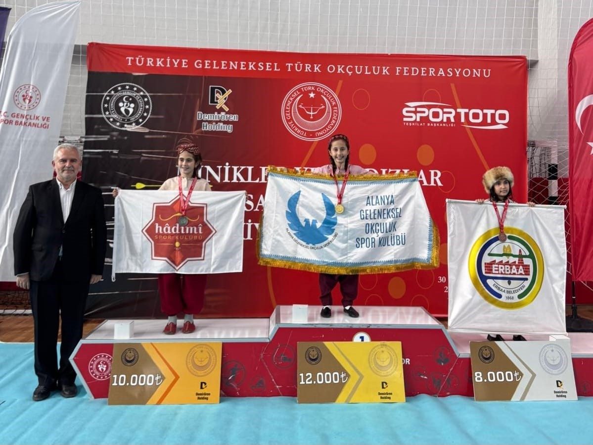 Alanyalı minik okçular Türkiye Şampiyonası’ndan madalyalarla döndü