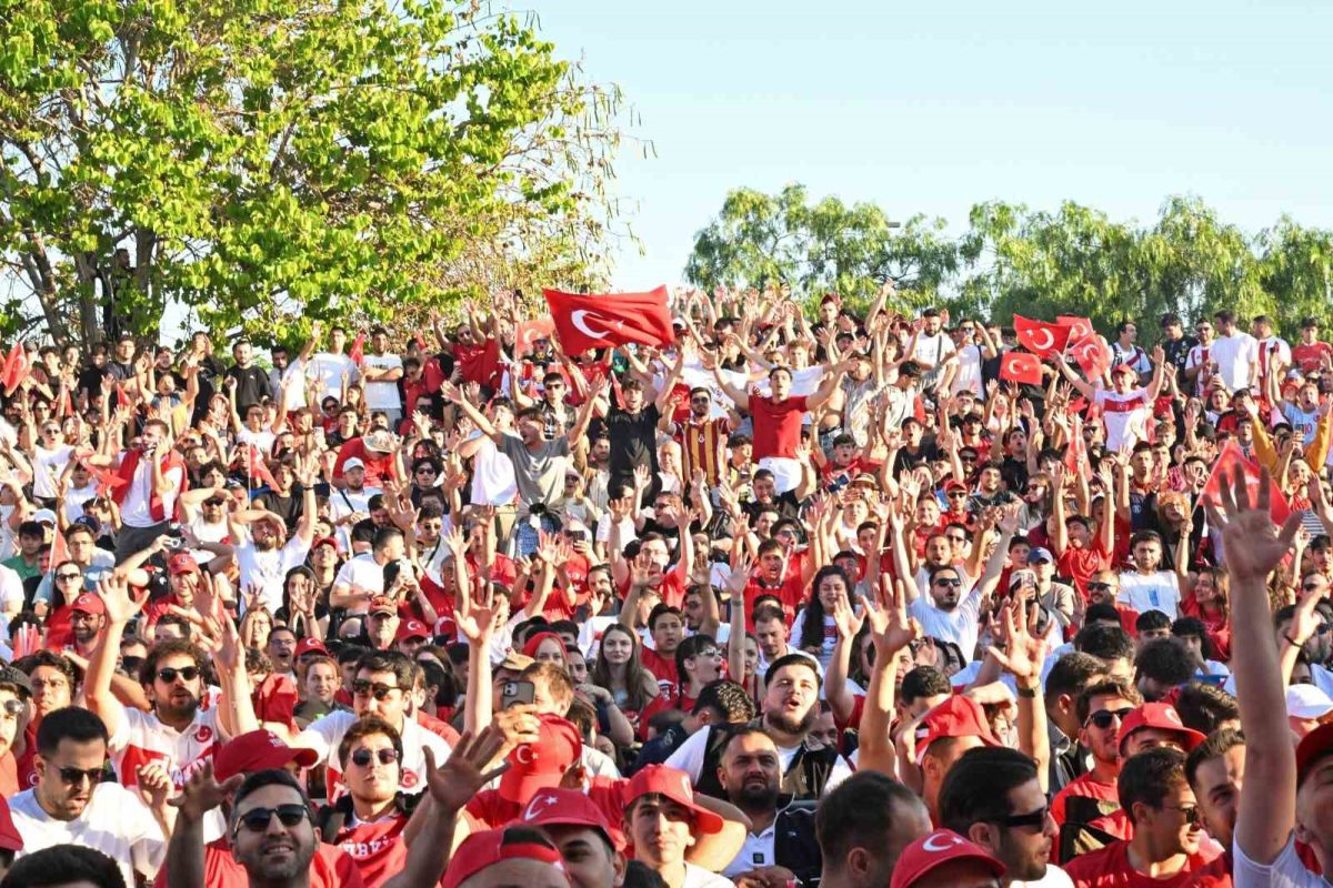 Antalyalılar Dünya Kupası heyecanı için Olbia Kent Meydanı’nda buluştu - Foto 2