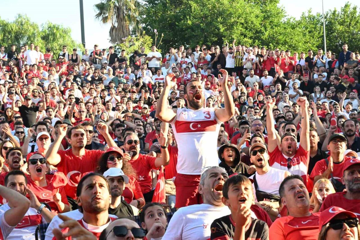 Antalyalılar Dünya Kupası heyecanı için Olbia Kent Meydanı’nda buluştu - Foto 3