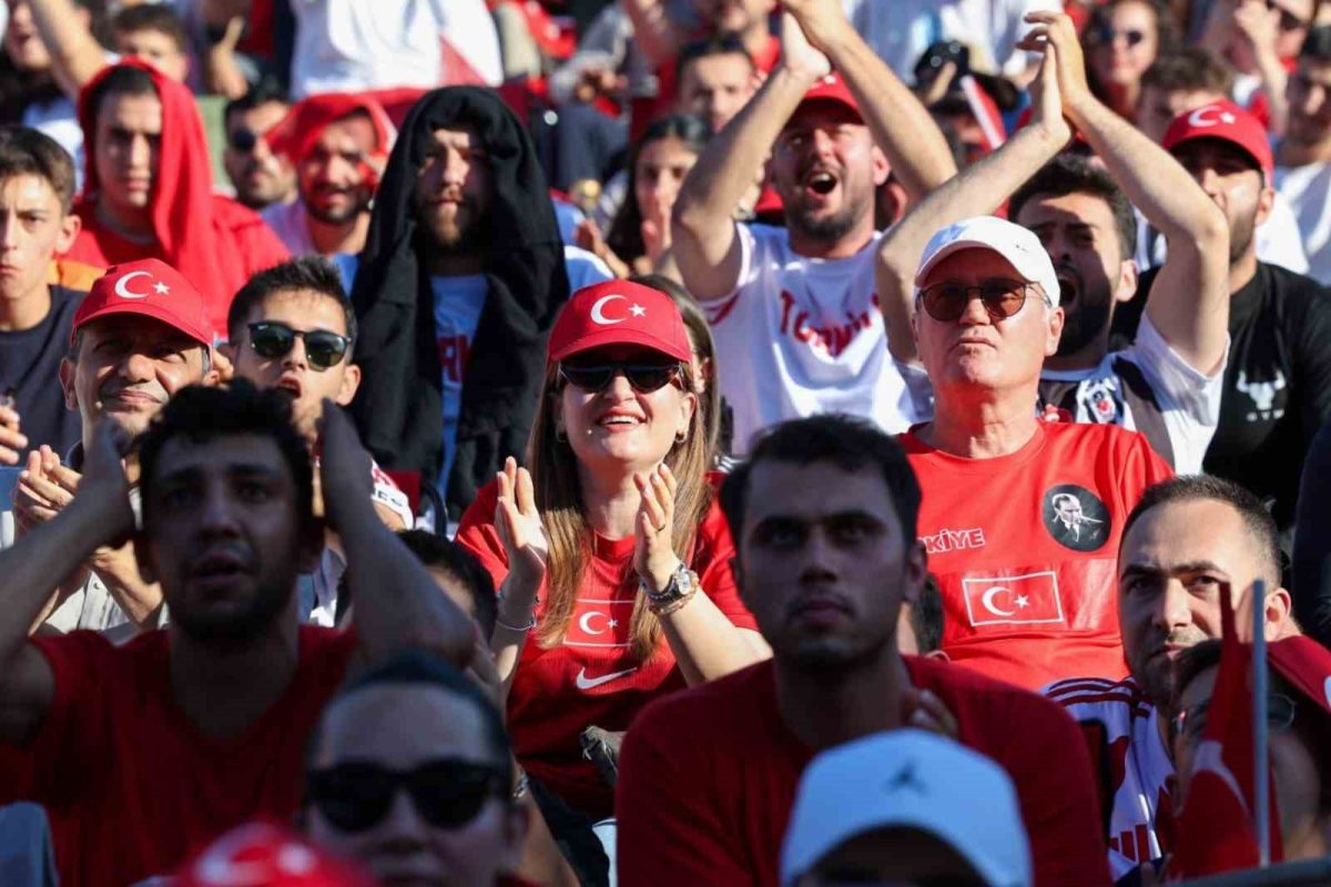 Antalyalılar Dünya Kupası heyecanı için Olbia Kent Meydanı’nda buluştu - Foto 5