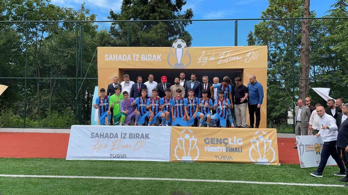 Araklı Saffet Çebi Lisesi’nin şampiyonluk sevinci - Foto 3