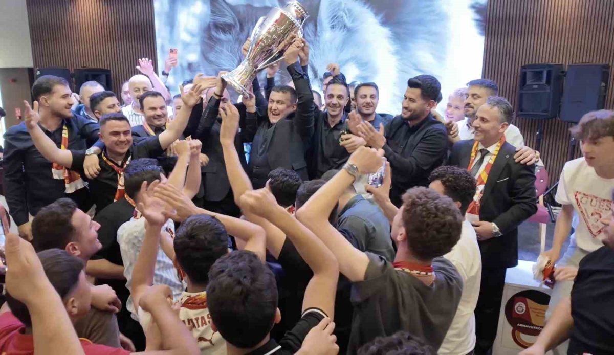 Arnavutköy’de Galatasaraylılar hem 26. şampiyonluğu hem de derneklerinin 10. yılını kutladı - Foto 3