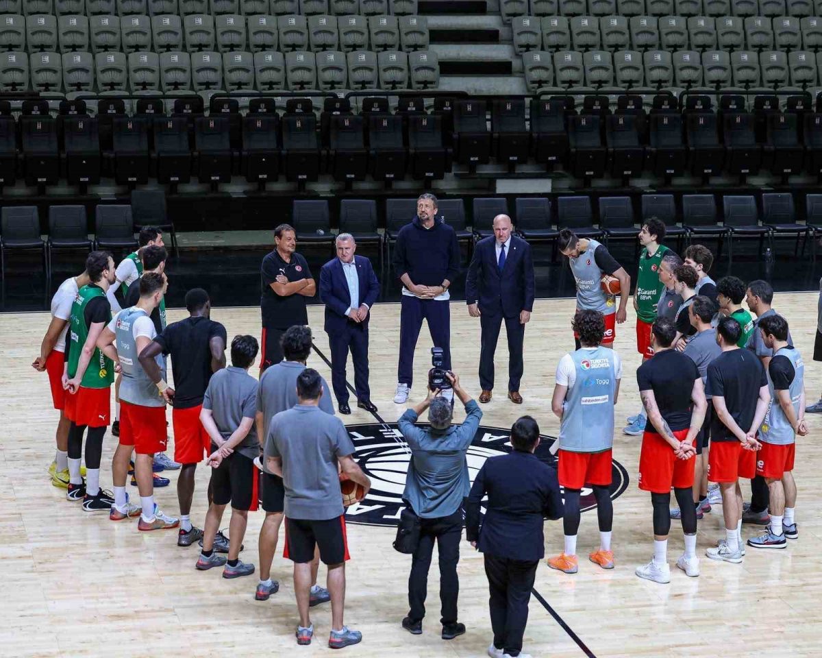 Bakan Bak, A Milli Basketbol Takımı'nı Ziyaret Etti