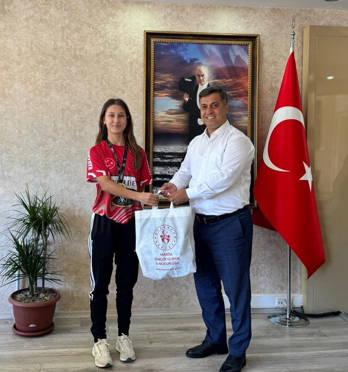 Balkan İkincisi Nazife Tuncel Manisa'da Ödüllendirildi - Foto 2
