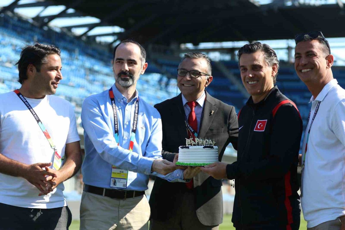 Basın Mensuplarından Montella'ya Sürpriz Kutlama - Foto 2