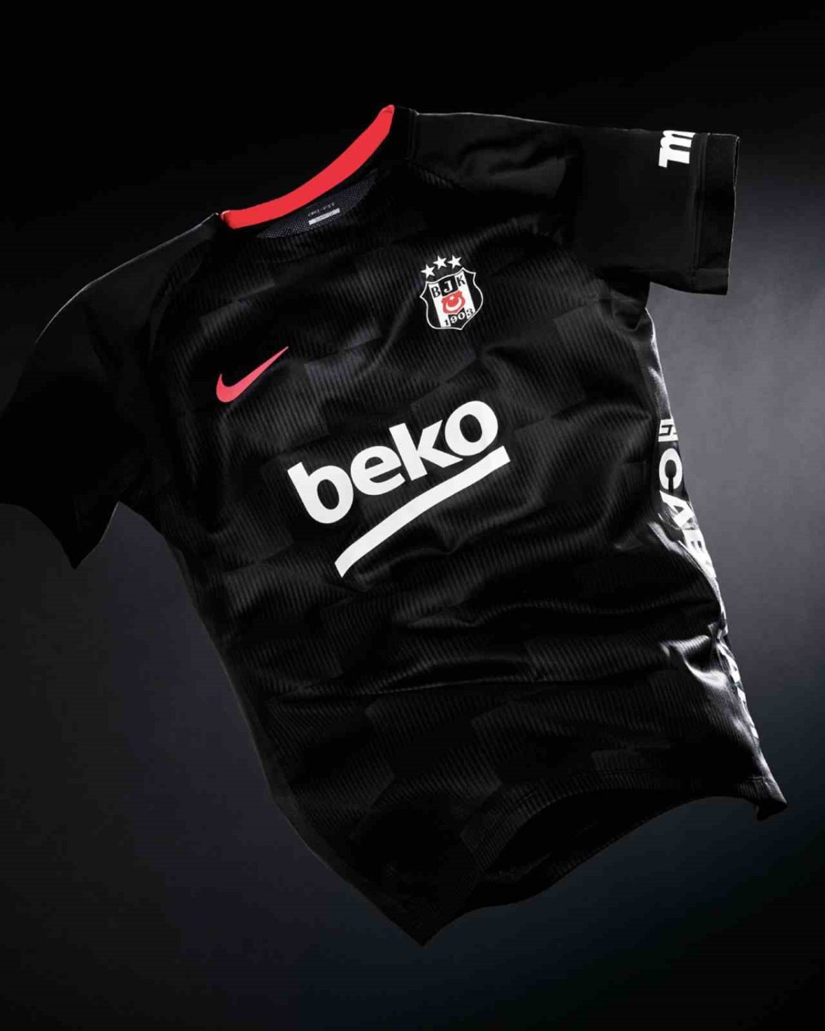 Beşiktaş'ın Yeni Sezon Formaları Tanıtıldı