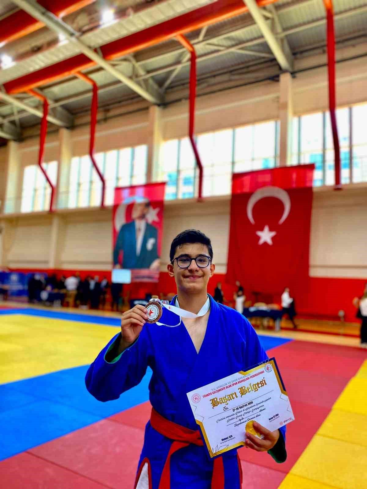 Bilecikli Ahmet Altınay Türkiye Üçüncüsü Oldu