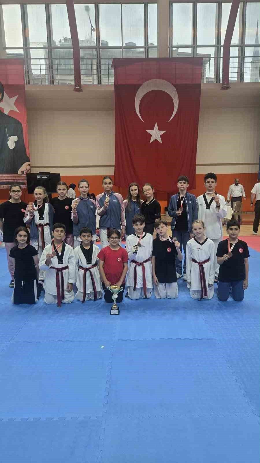Bilecikli Tekvandoculardan Turnuvada 11 Madalya