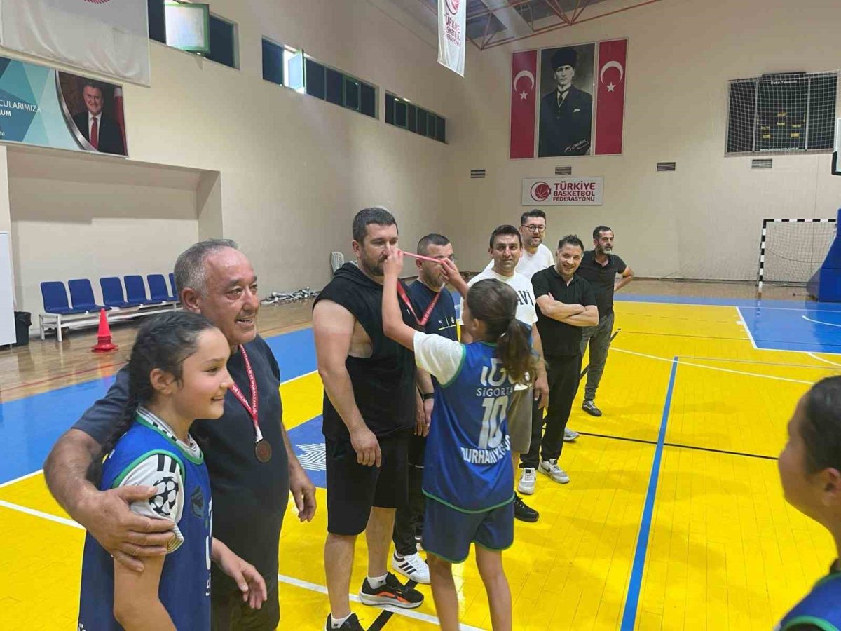 Burhaniye’de Babalar Günü’ne özel basketbol turnuvası