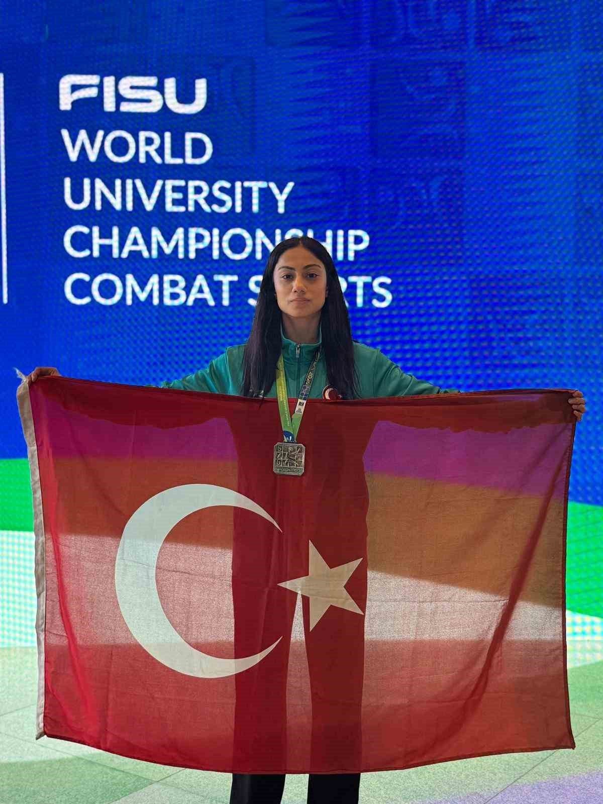 BUÜ'lü Milli Sporcu Nazlı Karakuş Dünya Şampiyonu Oldu - Foto 4