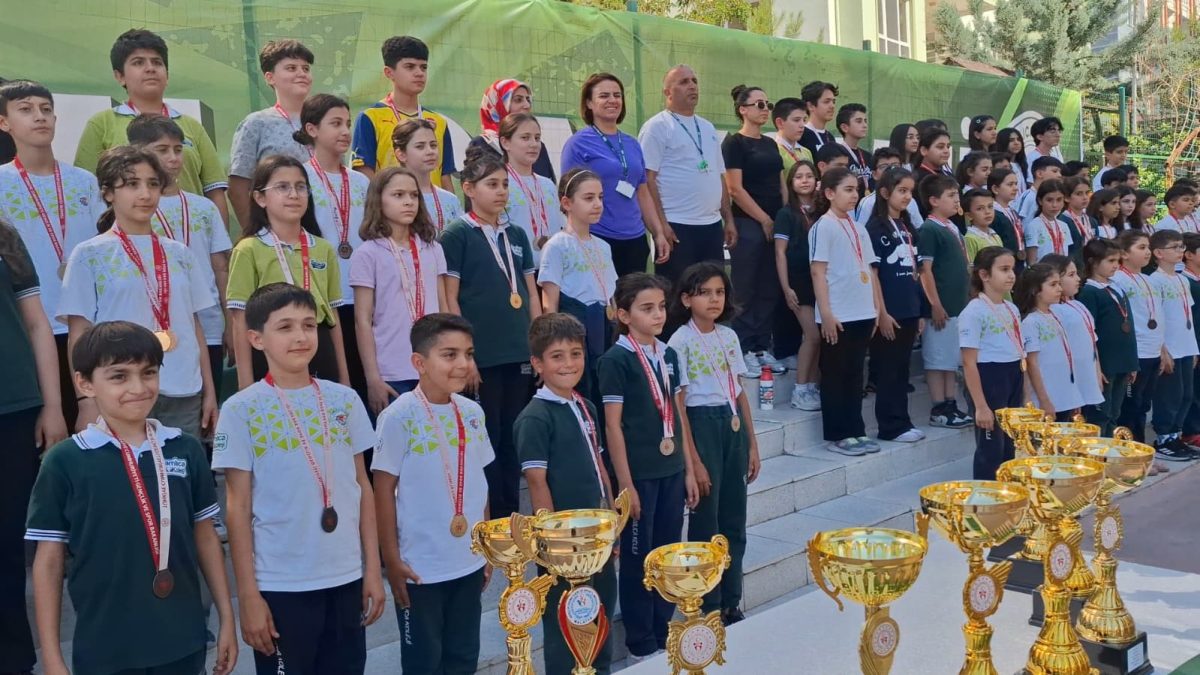 Çamlıca Koleji'nden Sporda Büyük Başarı: 17 Kupa 148 Madalya - Foto 2