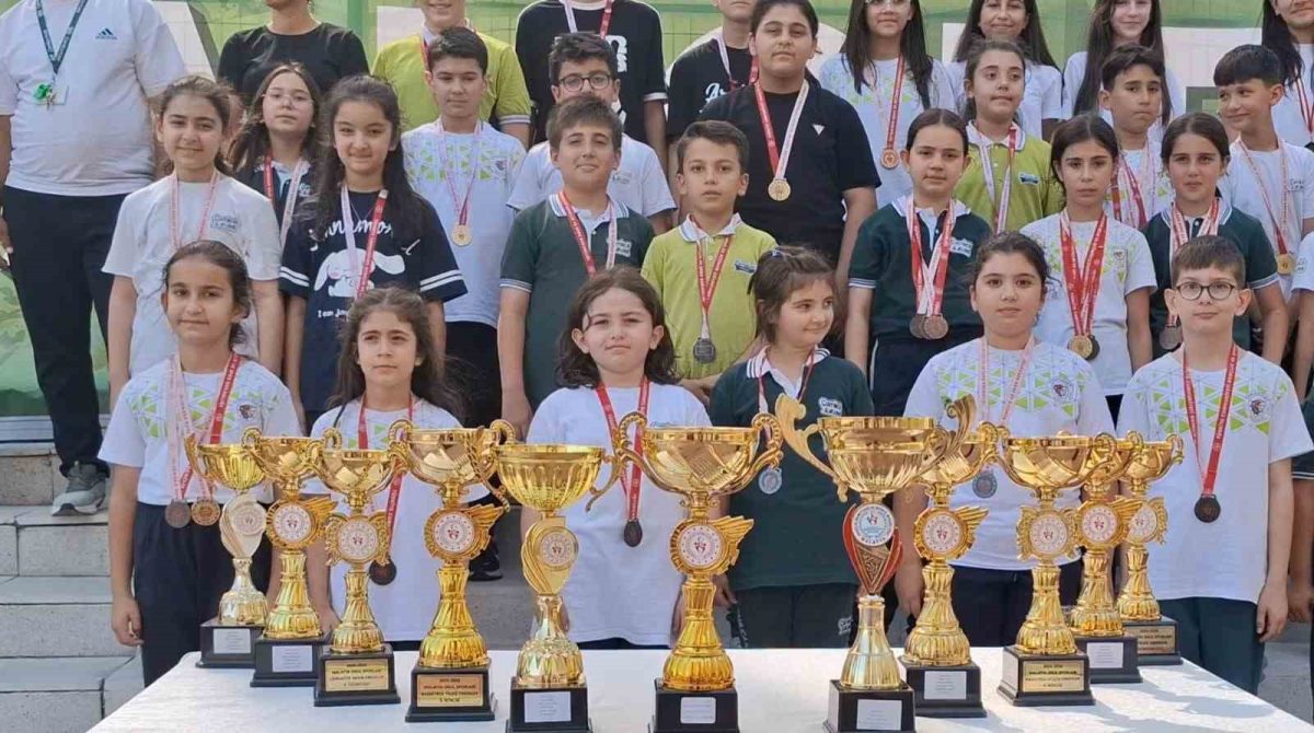 Çamlıca Koleji 332 lisanslı öğrenciyle 17 kupa ve 148 madalya kazandı