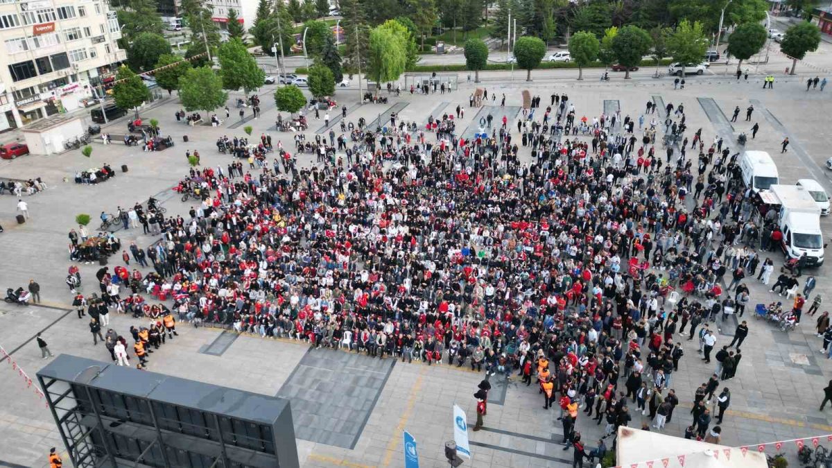 Çorum’da yüzlerce vatandaş A Milli Futbol Takımı’nı birlikte destekledi
