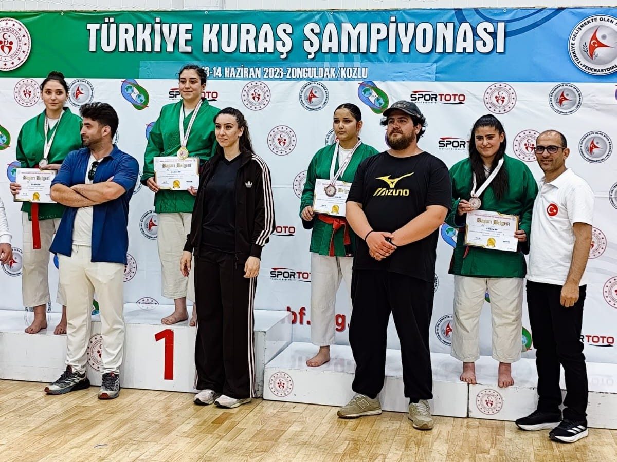 Cumhuriyet Anadolu Lisesi öğrencilerinden tarihi başarı