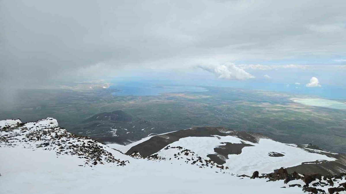 Diyarbakırlı dağcıdan Süphan Dağı’na başarılı solo tırmanış - Foto 2