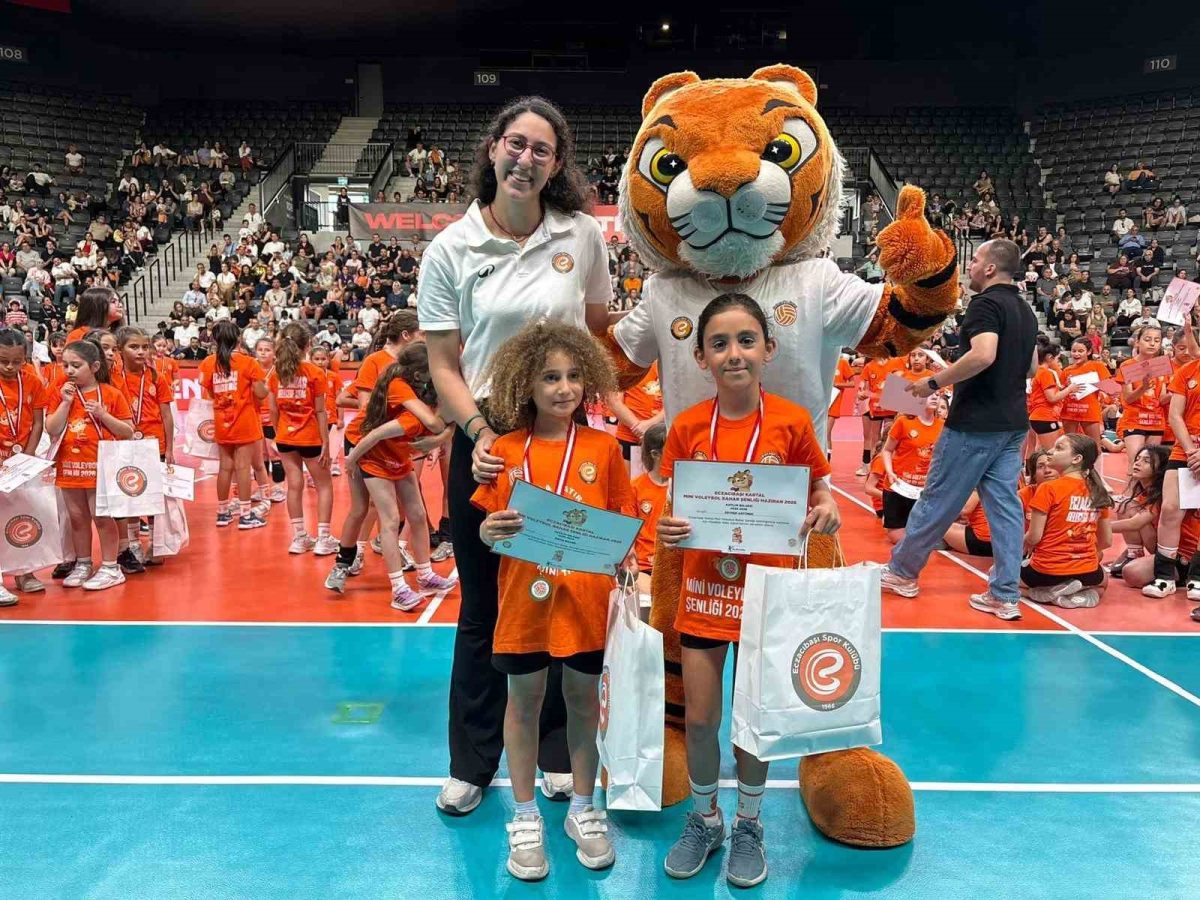 Eczacıbaşı Mini Voleybol Şenliği Gerçekleşti - Foto 4