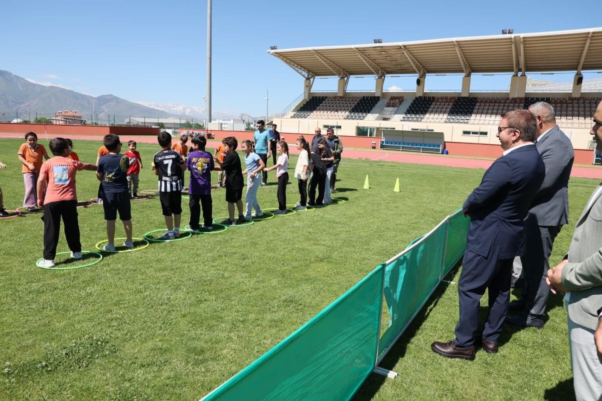 Erzincan'da İlkokullar Fiziksel Etkinlik Finalleri Yapıldı - Foto 2