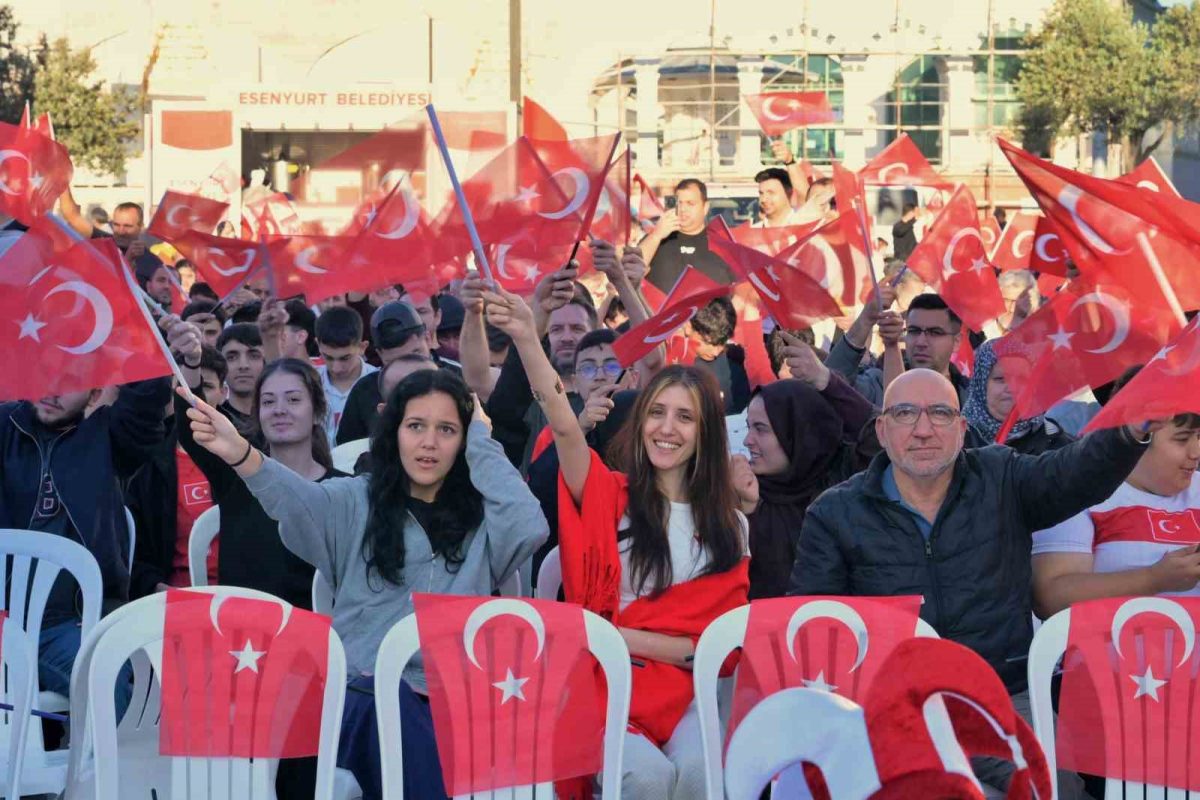 Esenyurt’ta Dünya Kupası coşkusu: Vatandaşlar Cumhuriyet Meydanı’nı doldurdu - Foto 2