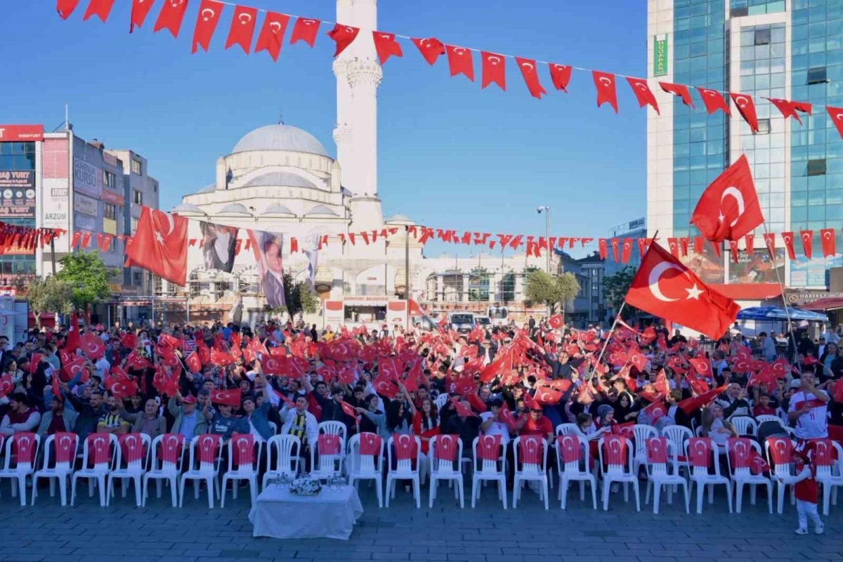 Esenyurt’ta Dünya Kupası coşkusu: Vatandaşlar Cumhuriyet Meydanı’nı doldurdu - Foto 3