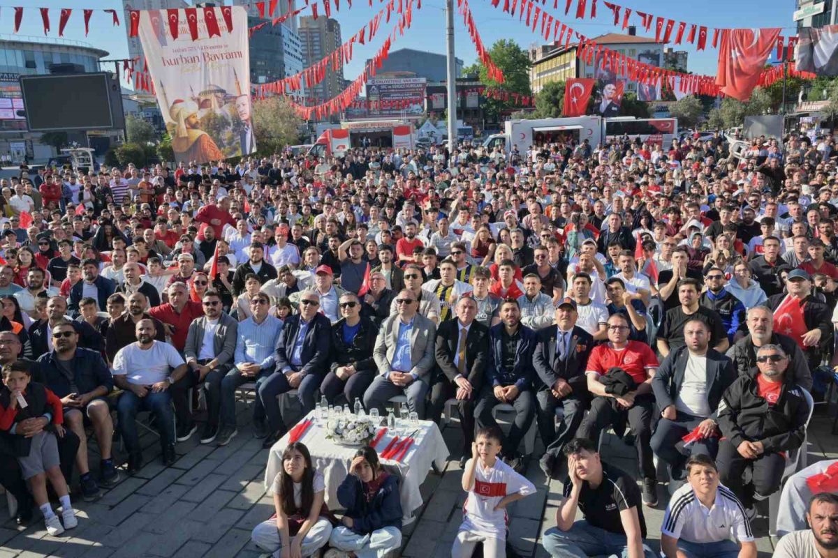 Esenyurt’ta Dünya Kupası coşkusu: Vatandaşlar Cumhuriyet Meydanı’nı doldurdu - Foto 4