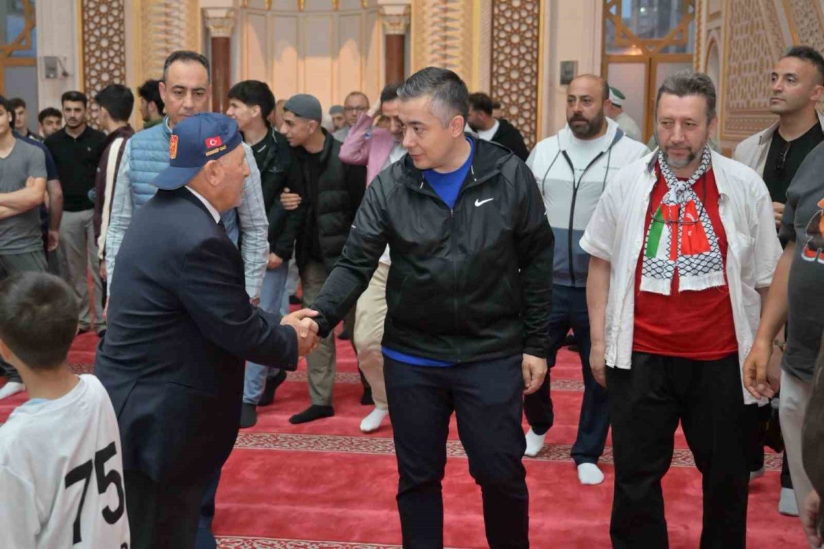 Esenyurt’ta Dünya Kupası coşkusu: Vatandaşlar Cumhuriyet Meydanı’nı doldurdu - Foto 5