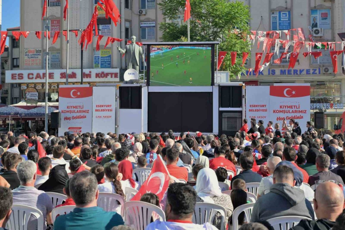 Esenyurt’ta Dünya Kupası coşkusu: Vatandaşlar Cumhuriyet Meydanı’nı doldurdu - Foto 6