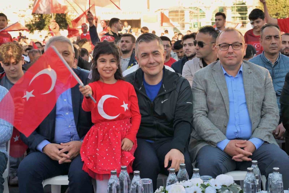 Esenyurt’ta Dünya Kupası coşkusu: Vatandaşlar Cumhuriyet Meydanı’nı doldurdu - Foto 7