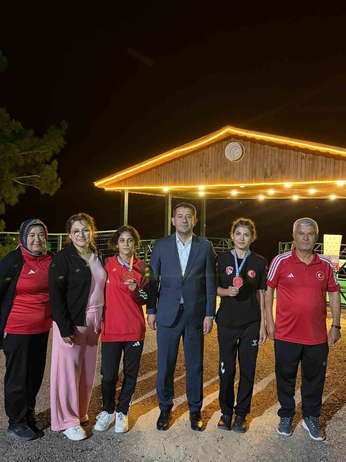 Genç güreşçiler Feke’nin gururu oldu