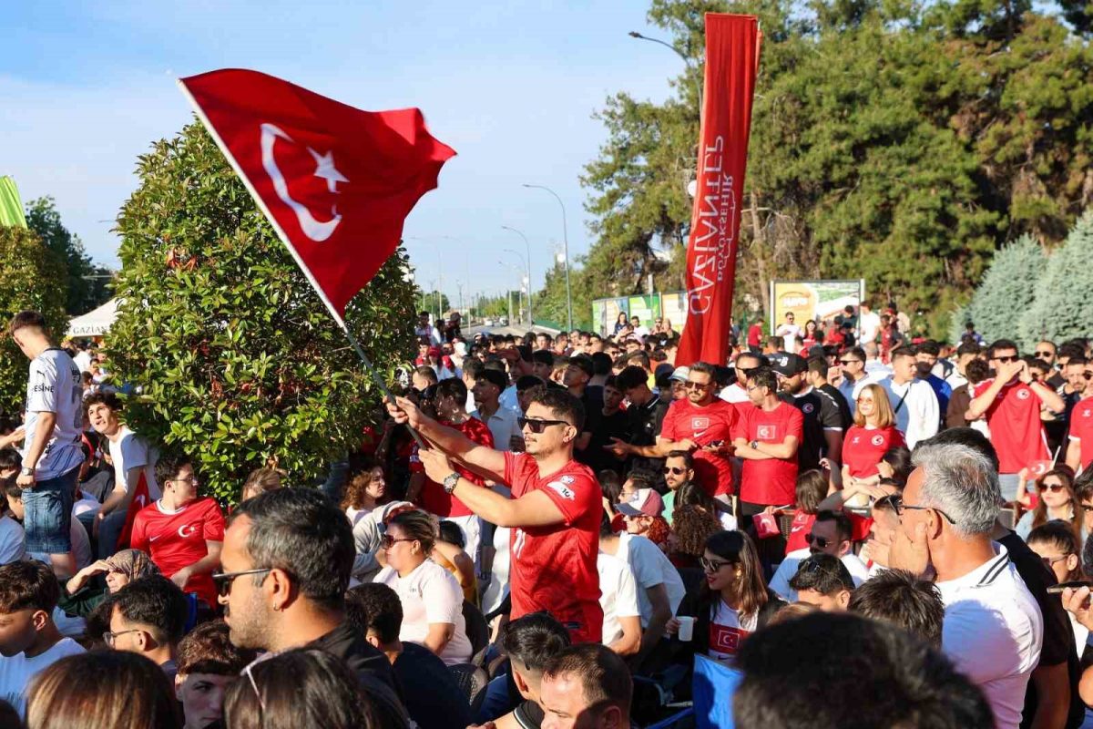 Gazi Şehirliler Milli heyecanı üniversite meydanında yaşadı - Foto 2