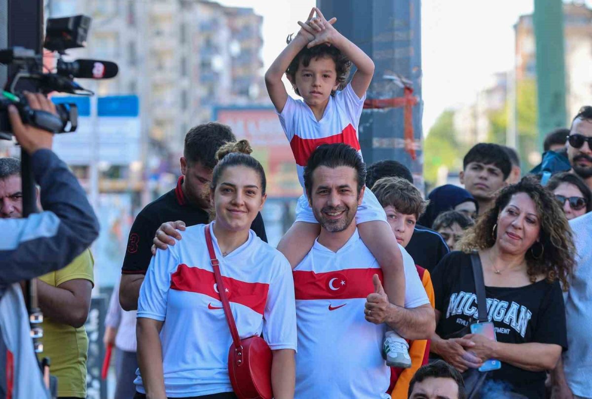 Gazi Şehirliler Milli heyecanı üniversite meydanında yaşadı - Foto 3