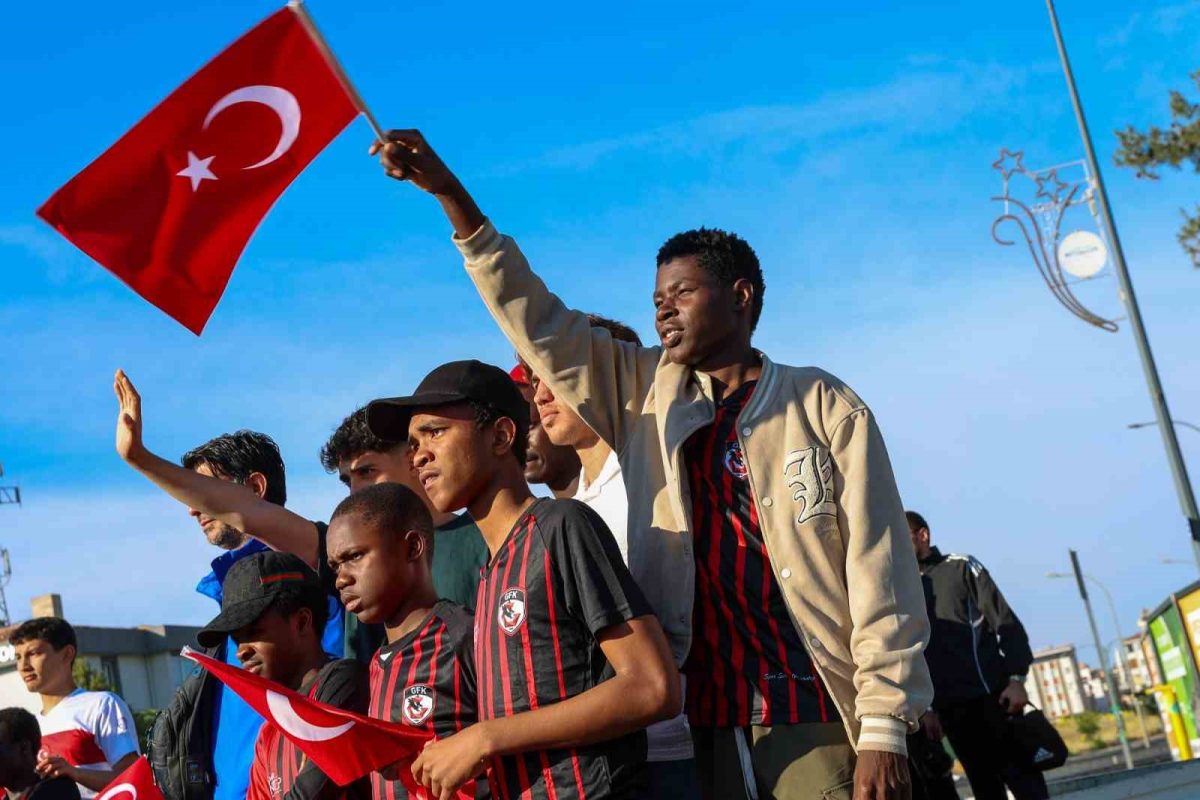Gazi Şehirliler Milli heyecanı üniversite meydanında yaşadı - Foto 4