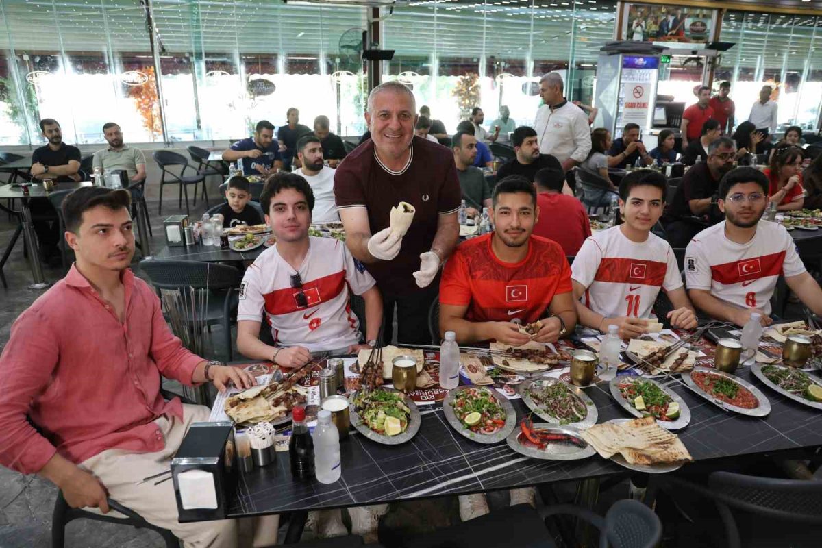 Hem ciğer yediler hem de dev ekranda maçı izlediler - Foto 3