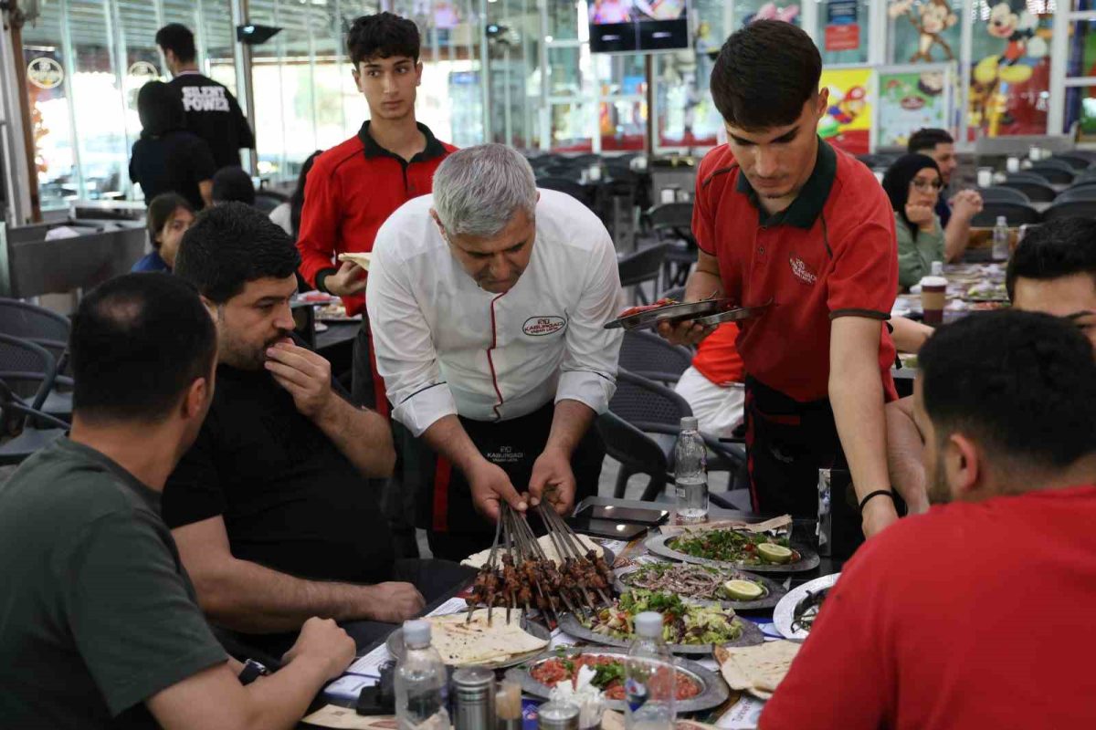 Hem ciğer yediler hem de dev ekranda maçı izlediler - Foto 6