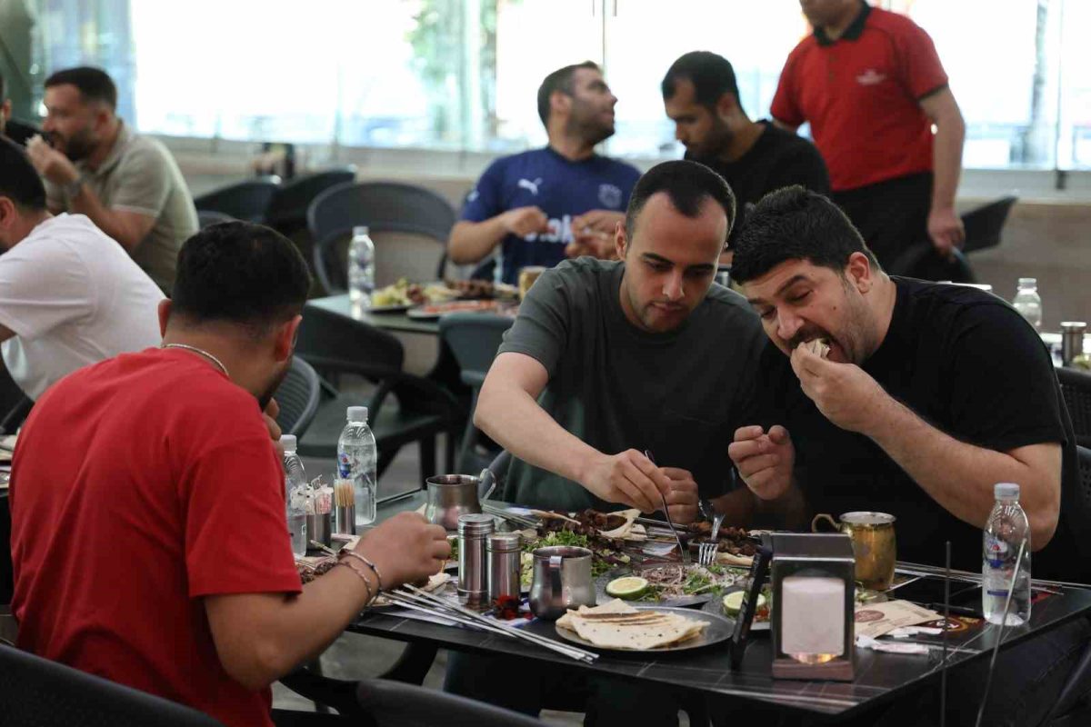 Hem ciğer yediler hem de dev ekranda maçı izlediler - Foto 8