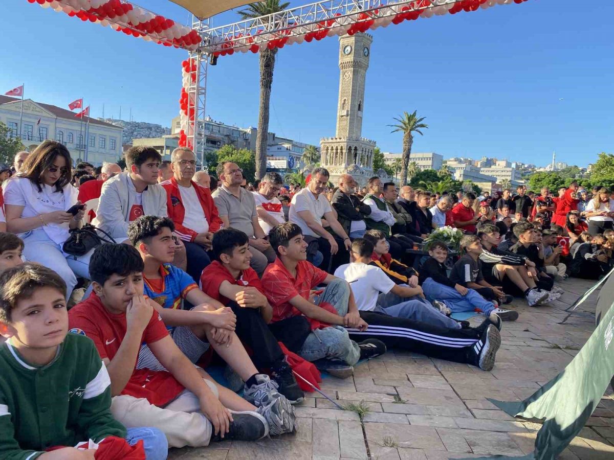 İzmir’de milli heyecan meydanlara taştı: Dev ekranda Dünya Kupası coşkusu
