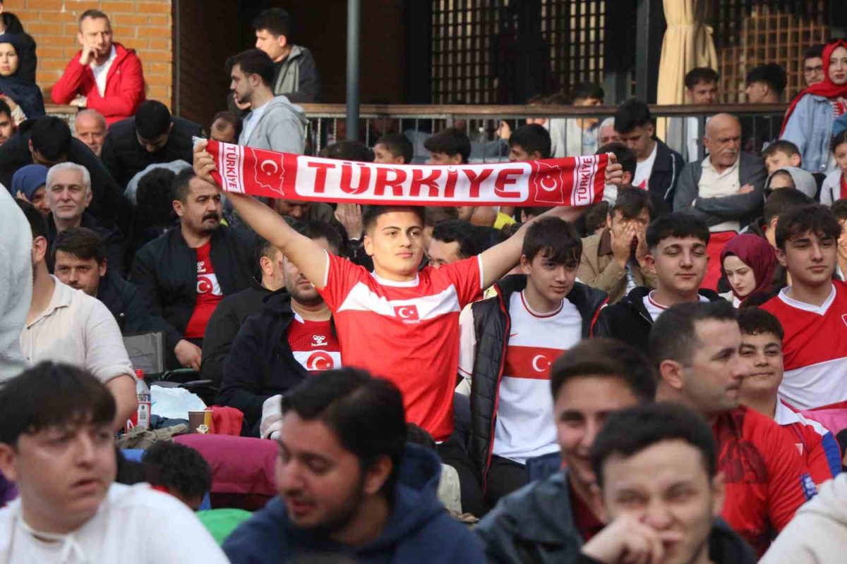 Karabük’te vatandaşlar milli maç heyecanını dev ekranda yaşadı - Foto 2