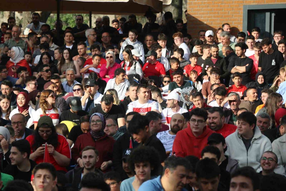 Karabük’te vatandaşlar milli maç heyecanını dev ekranda yaşadı - Foto 3