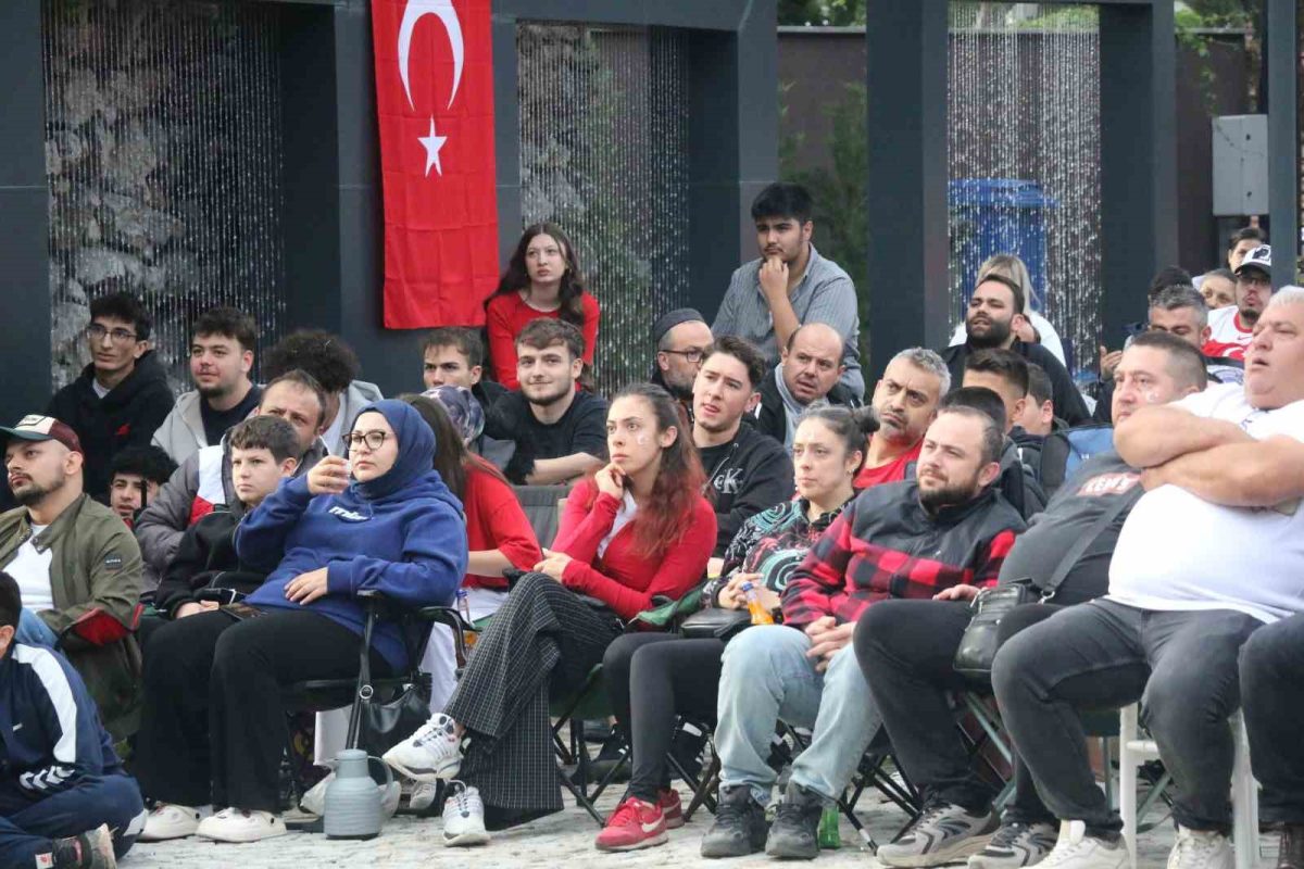 Karabük’te vatandaşlar milli maç heyecanını dev ekranda yaşadı - Foto 4