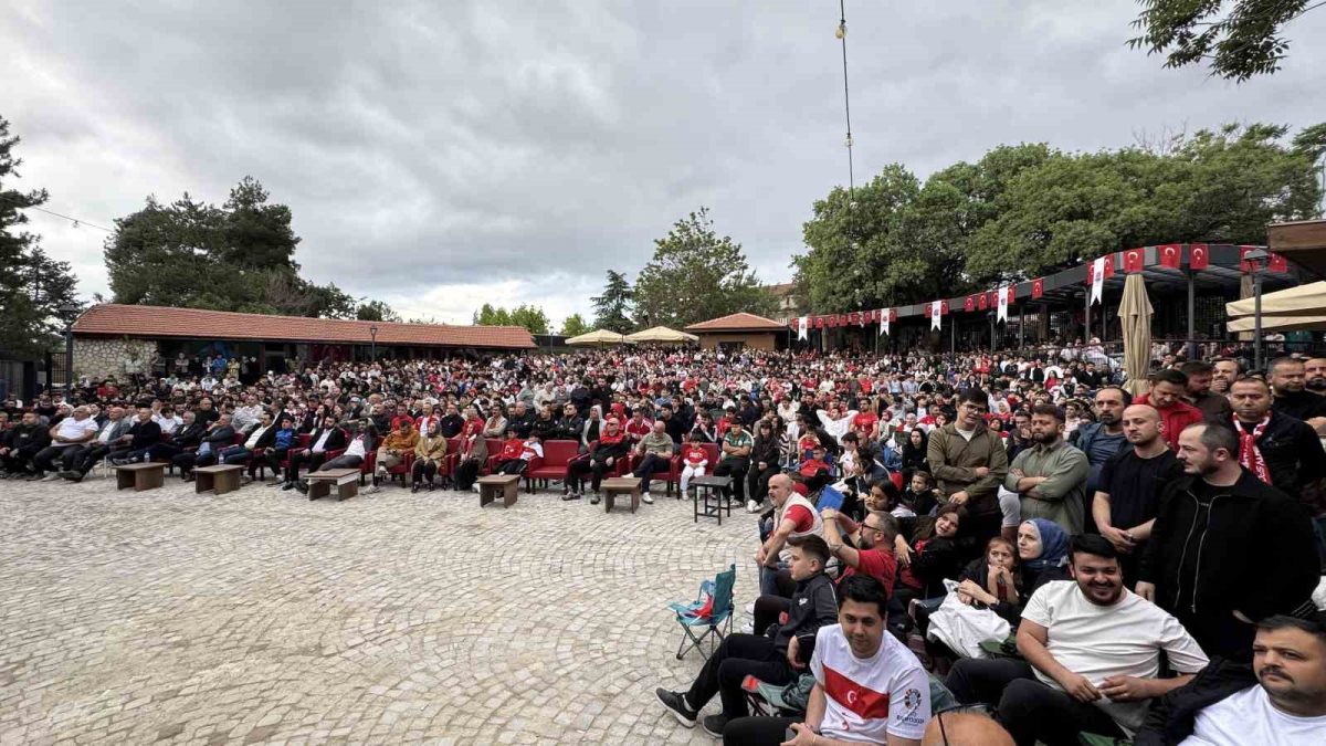 Karabük’te vatandaşlar milli maç heyecanını dev ekranda yaşadı - Foto 5