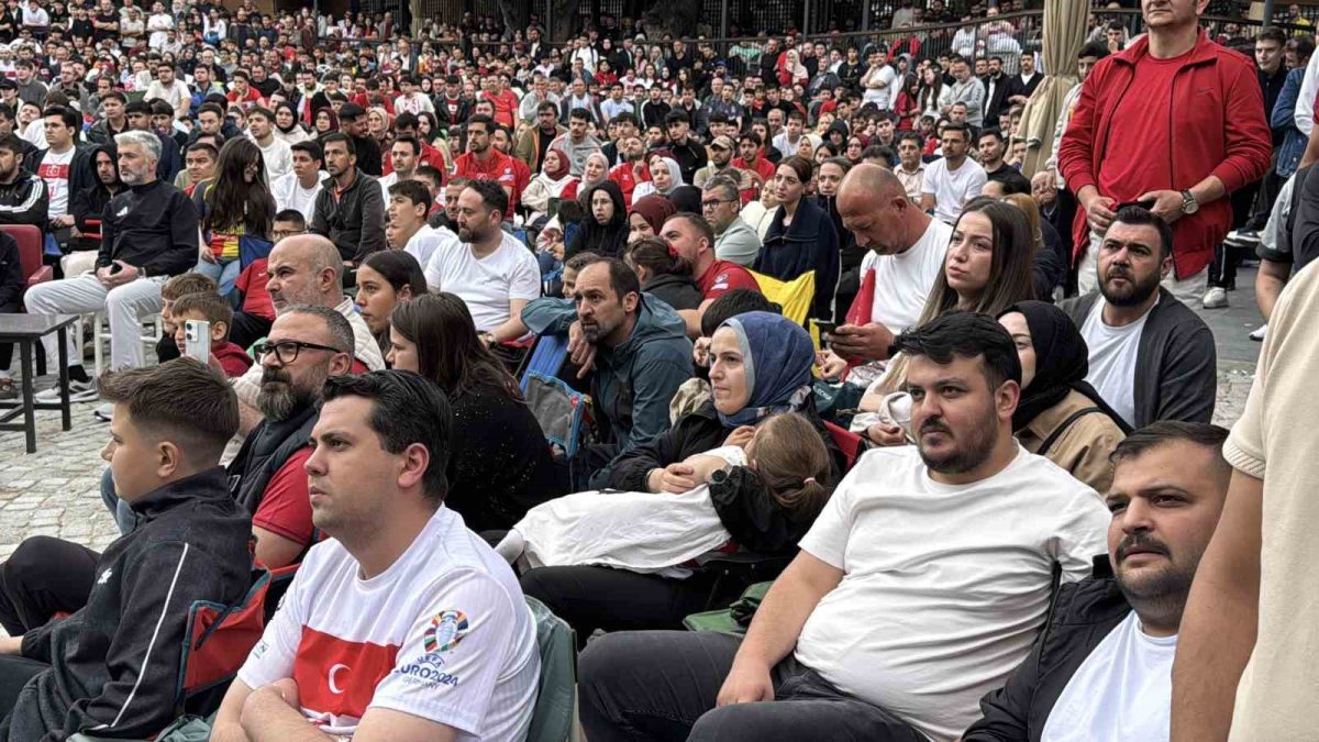 Karabük’te vatandaşlar milli maç heyecanını dev ekranda yaşadı - Foto 6