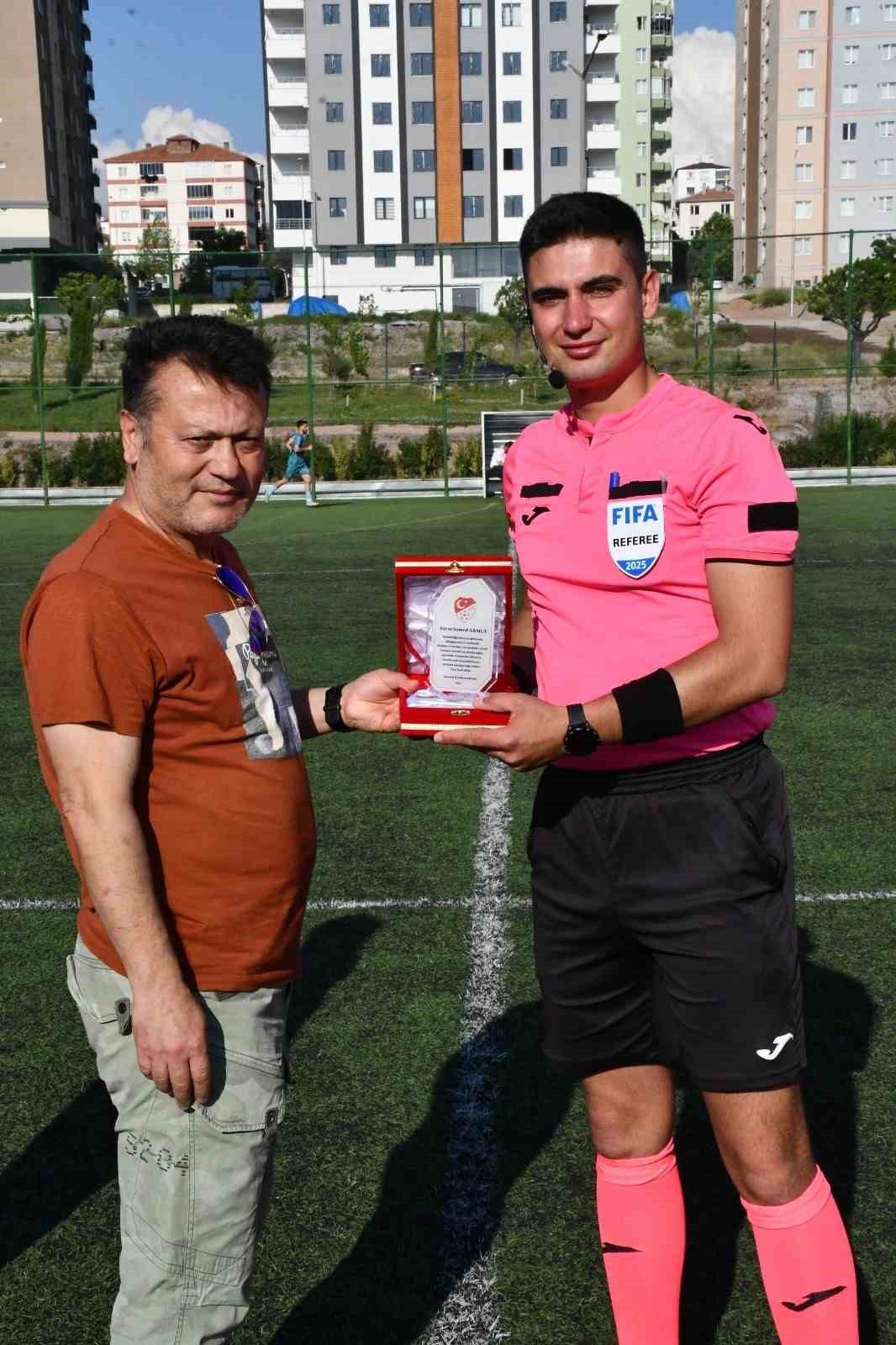 Kayserili Hakem Samed Armut Hakemliği Bıraktı - Foto 5