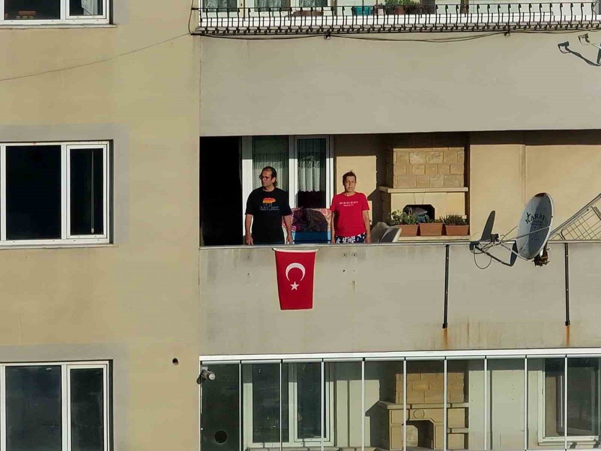 Kocaeli’de binlerce kişi milli maçı dev ekranda izledi - Foto 2
