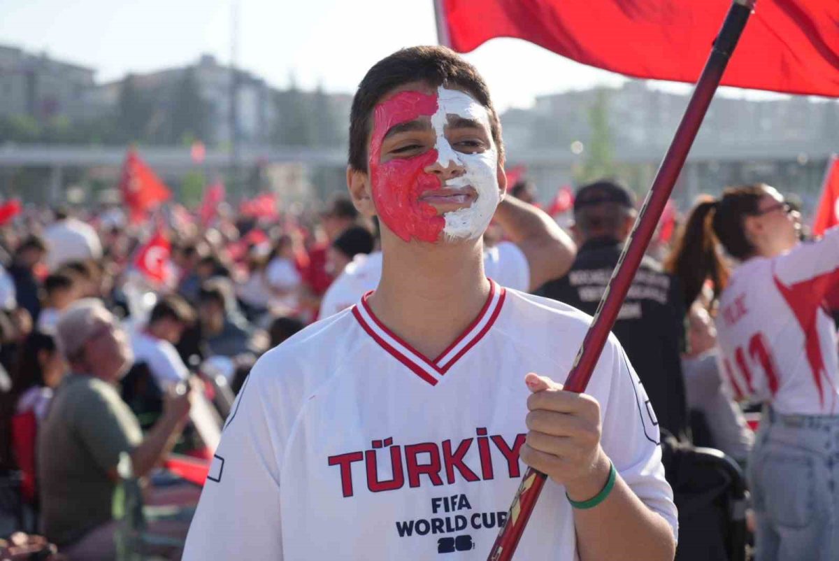 Kocaeli’de binlerce kişi milli maçı dev ekranda izledi - Foto 3