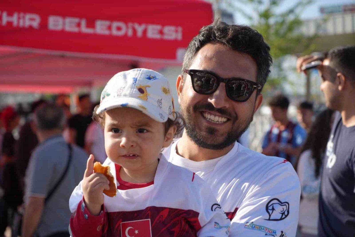 Kocaeli’de binlerce kişi milli maçı dev ekranda izledi - Foto 4