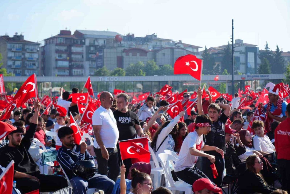 Kocaeli’de binlerce kişi milli maçı dev ekranda izledi - Foto 5