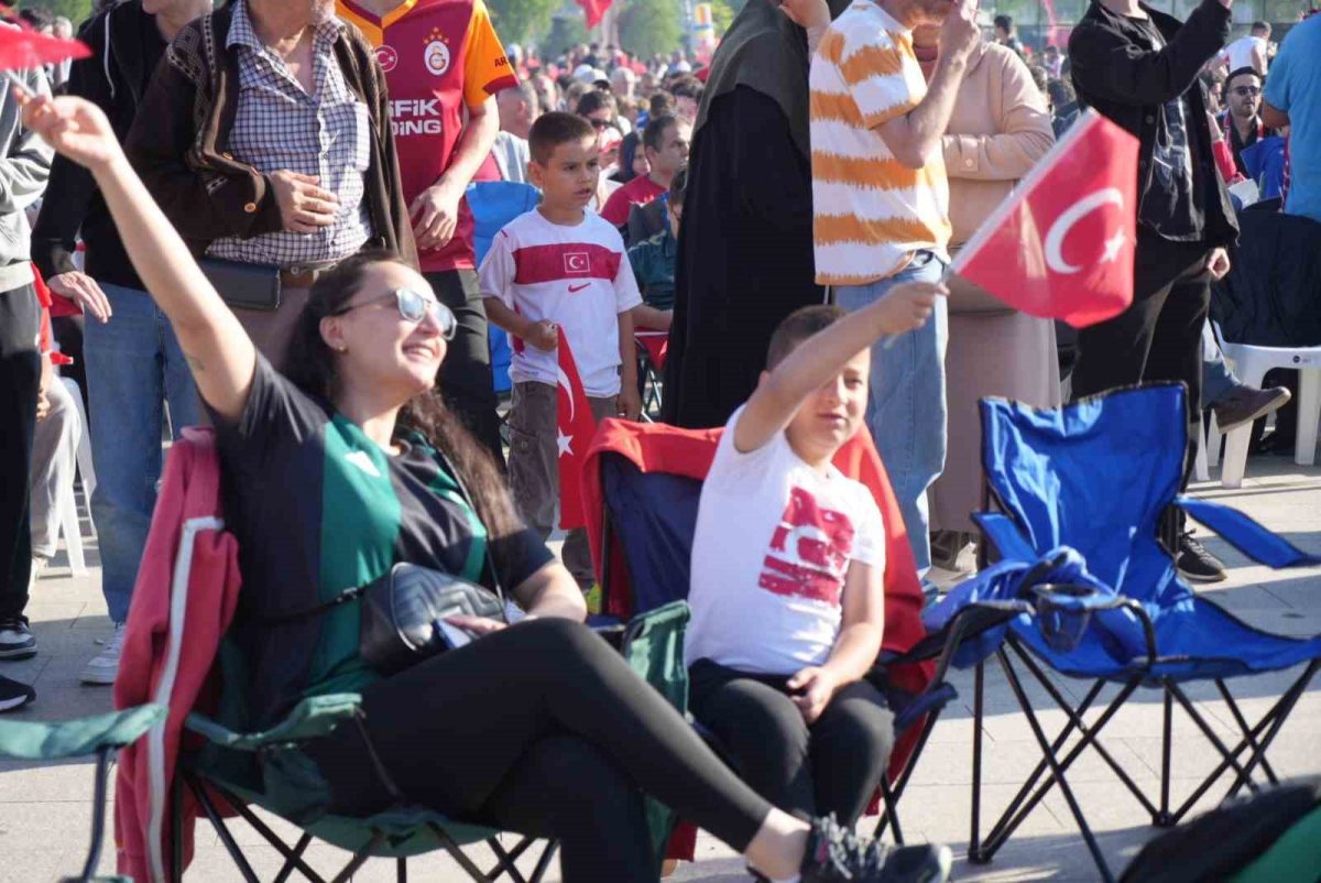 Kocaeli’de binlerce kişi milli maçı dev ekranda izledi - Foto 6