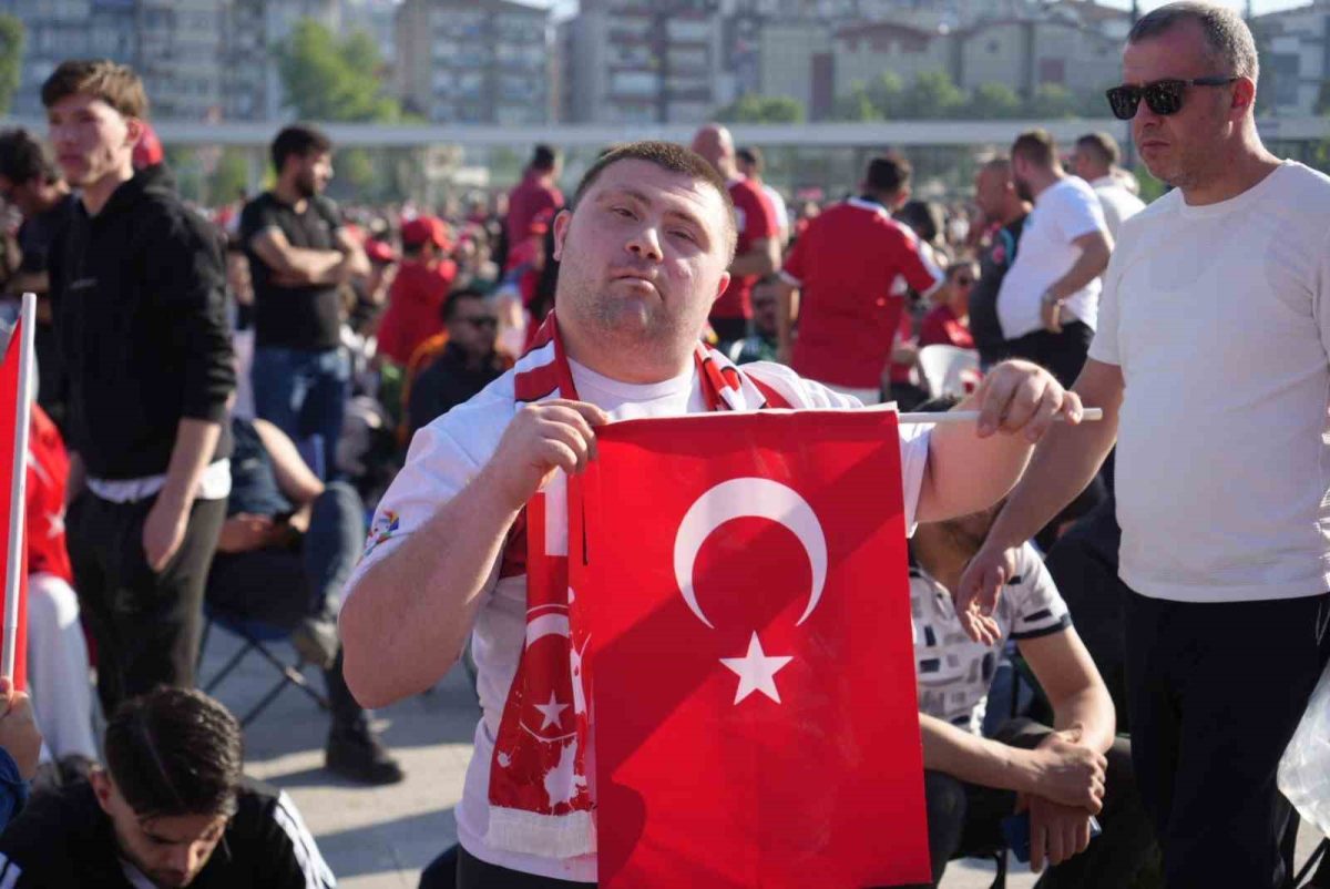 Kocaeli’de binlerce kişi milli maçı dev ekranda izledi - Foto 7