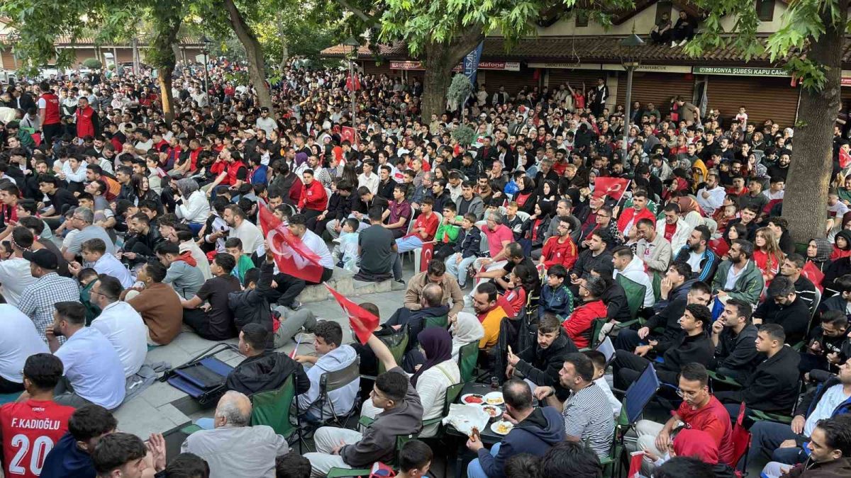 Konyalı vatandaşlar milli maç heyecanını dev ekranda yaşadı - Foto 2