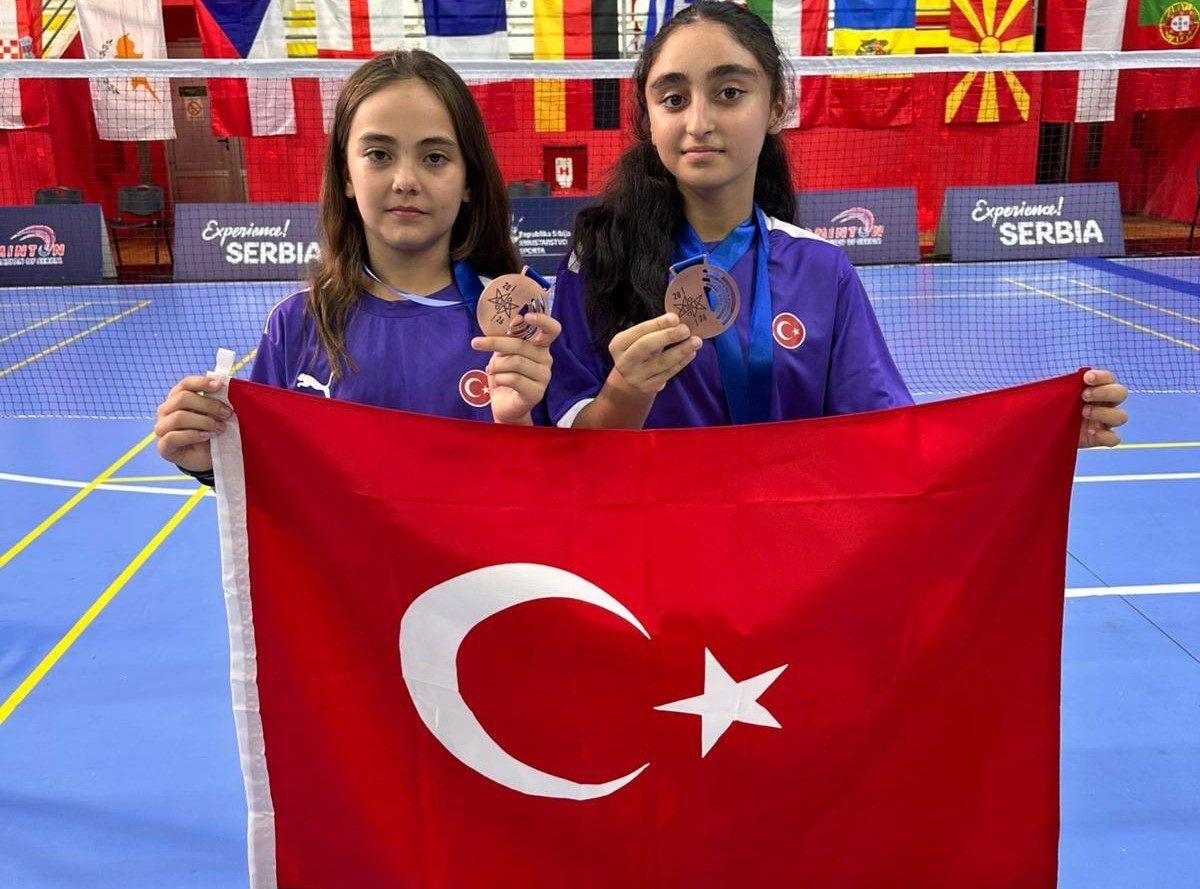 Manisalı badmintonculardan Sırbistan’da madalyalı başarı